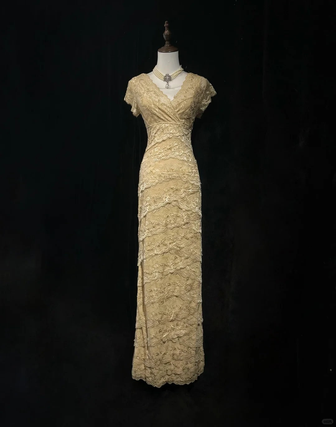 Glamour Gold Sheath V-neck Mother of the Bride Dress Lace Beaded Long Evening Gown DP2877