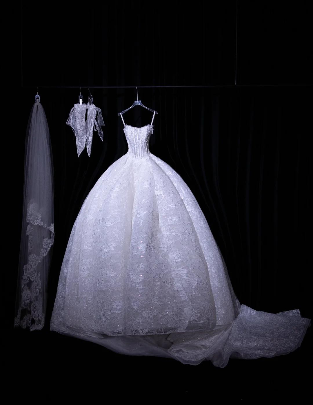 Timeless Strapless Ball Gown Lace Applique Wedding Dress Elegant White Sleeveless Bridal Dress DP2971