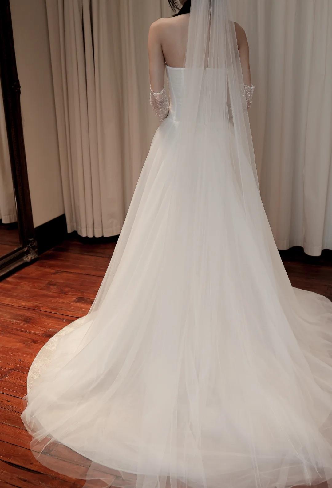 Timeless Strapless Ball Gown Tulle Wedding Dress Elegant Ivory Sleeveless Bridal Dress DP2972