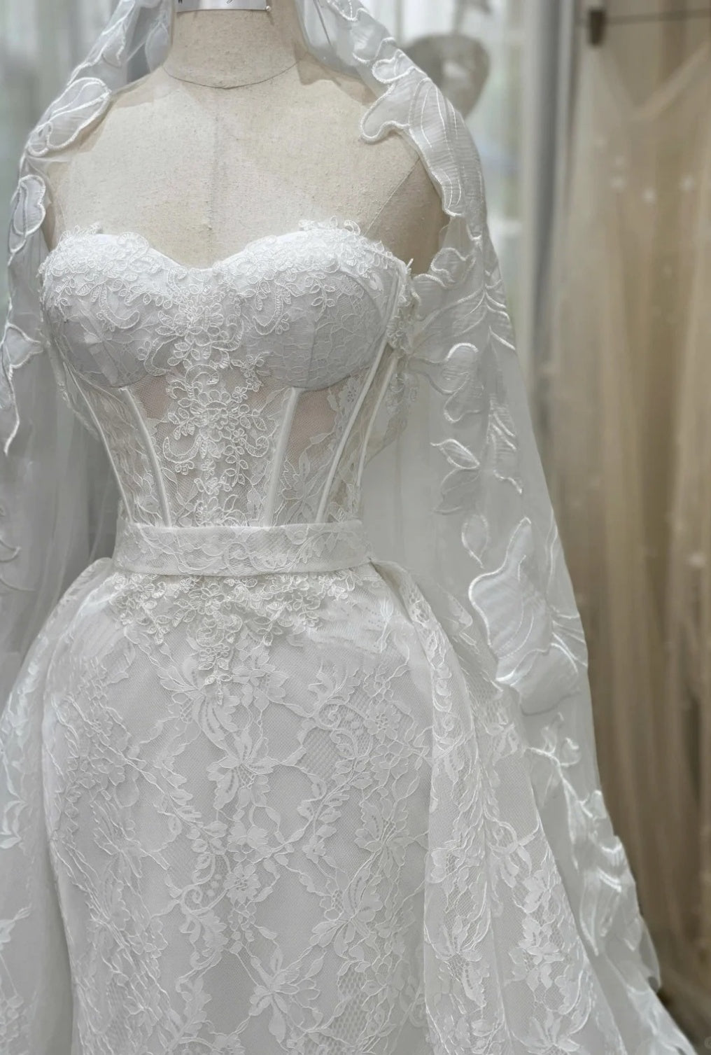 Elegant Sweetheart Neck Sheath Wedding Dresses White Lace Trailing Bridal Gowns DP3228