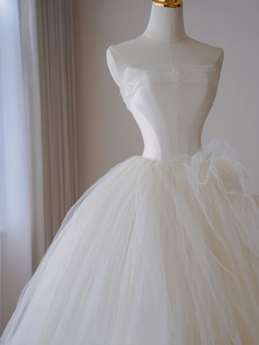 Timeless Ball Gown Strapless Long Tulle White Sweep Train Wedding Dresses Brides Dress DP435