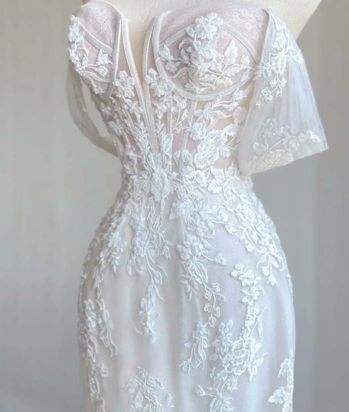 Robe de mariée sirène élégante et chic en dentelle blanche, décolleté en cœur, DP441