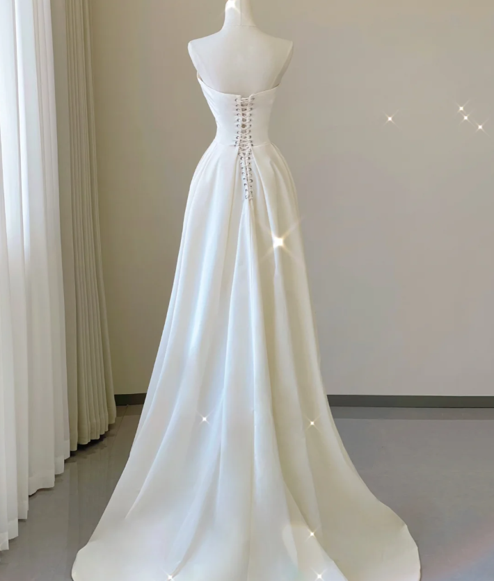 Robe de mariée longue en satin, décolleté bustier, coupe trapèze, blanche, DP459