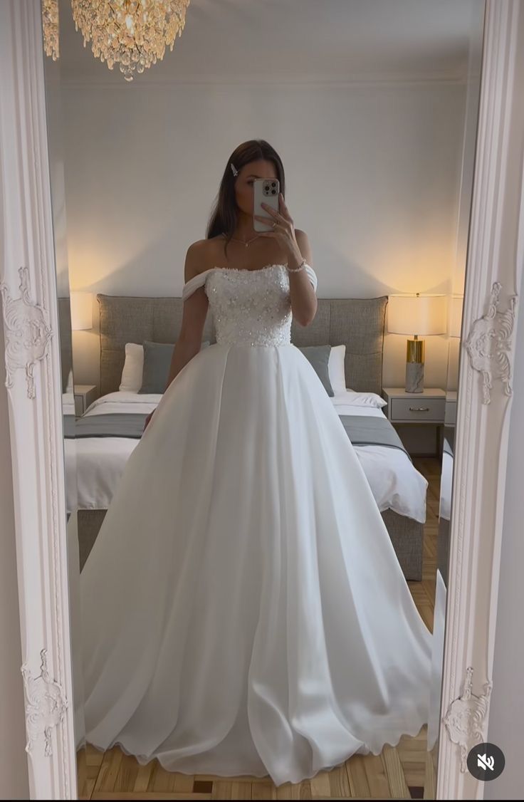 Robe de mariée blanche chic à épaules dénudées et décolleté en cœur, en tulle et à volants, DP617