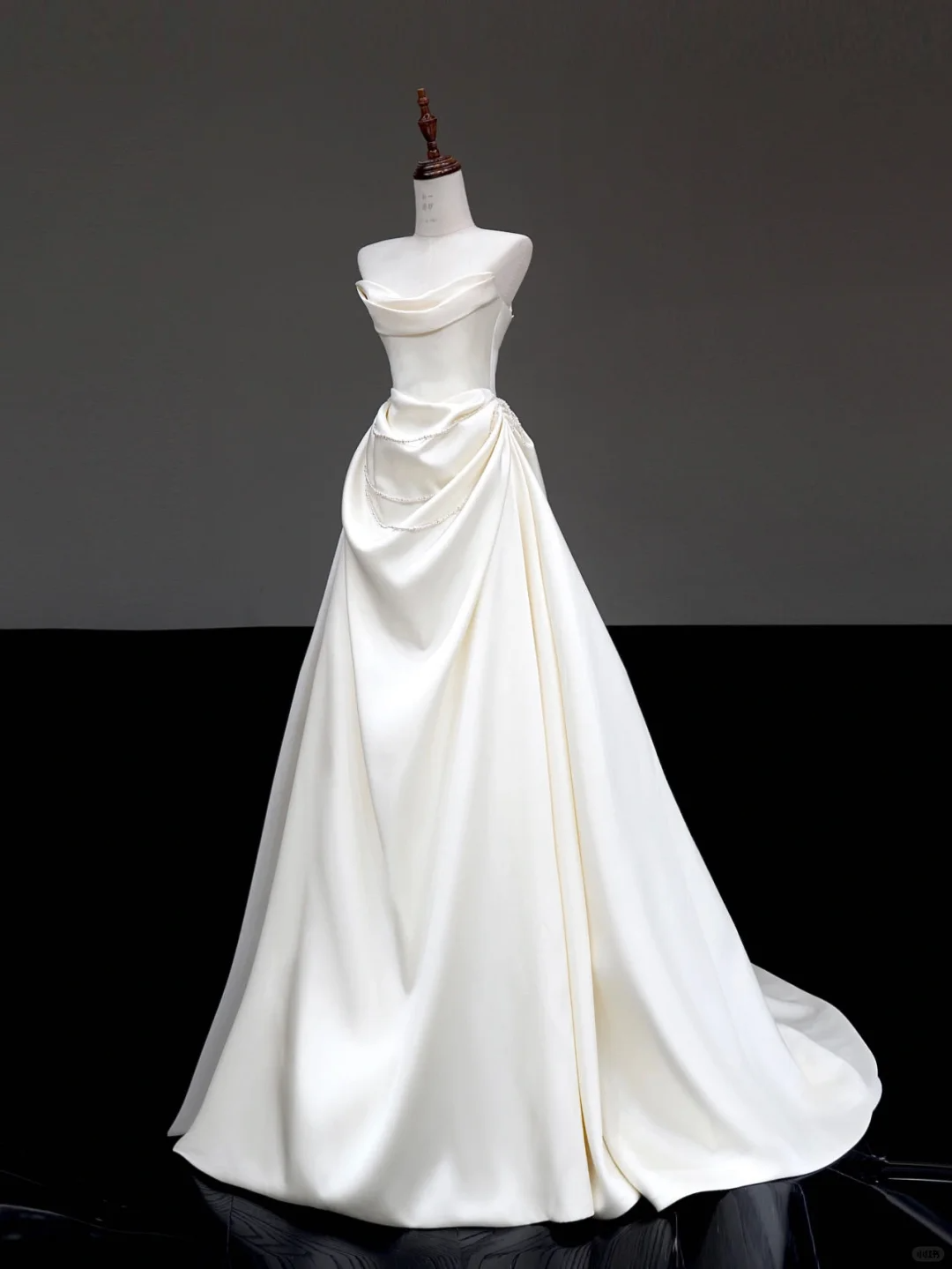 Unique Bridal Gown Ball Gown Strapless White Satin Sleeveless Wedding Dresses Bridal Gowns DP657