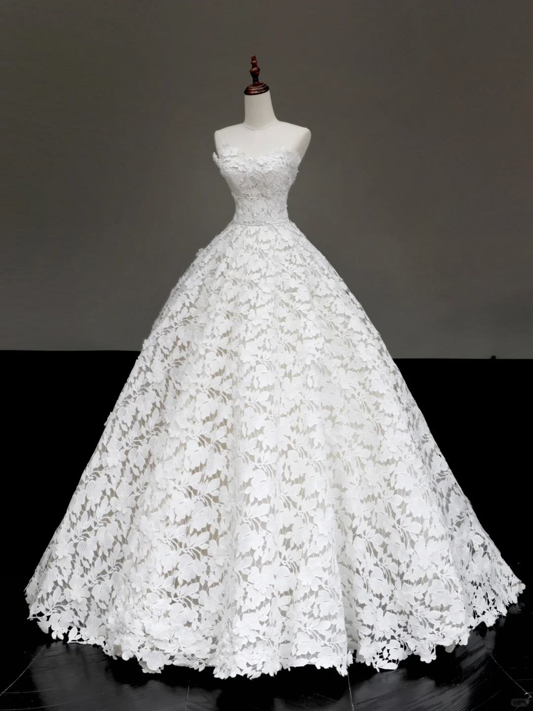 Unique Bridal Gown Ball Gown Strapless White Lace Wedding Dresses Bridal Gowns DP643