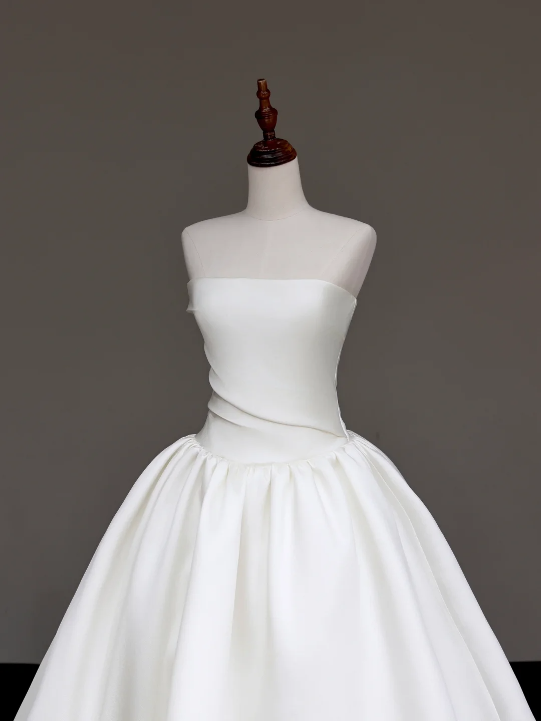 Unique Bridal Gown Ball Gown Strapless White Satin Wedding Dresses Bridal Gowns DP707