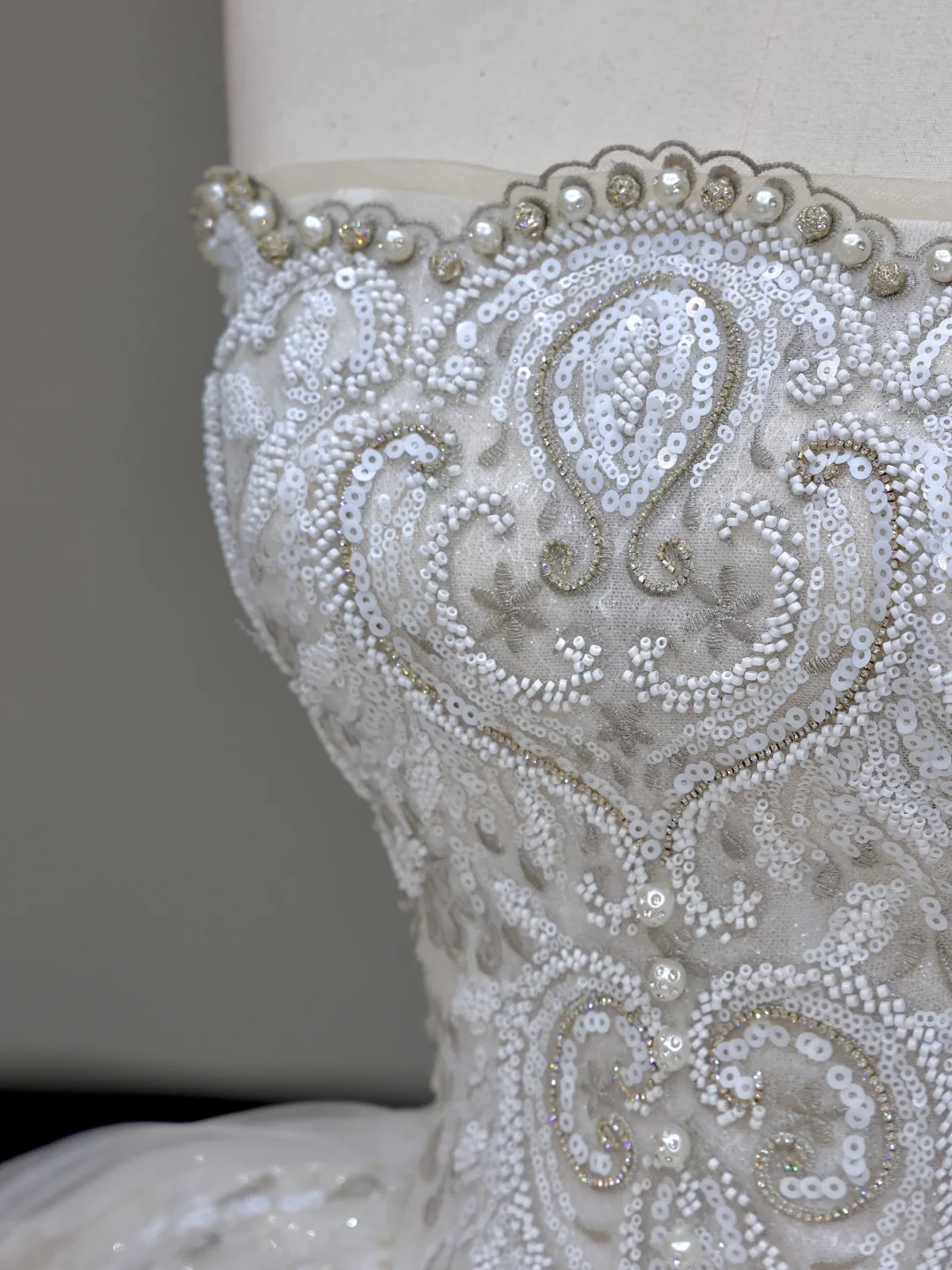 Princess Bridal Gown Ball Gown Strapless Sequin White Beads Wedding Dresses Bridal Gowns DP825