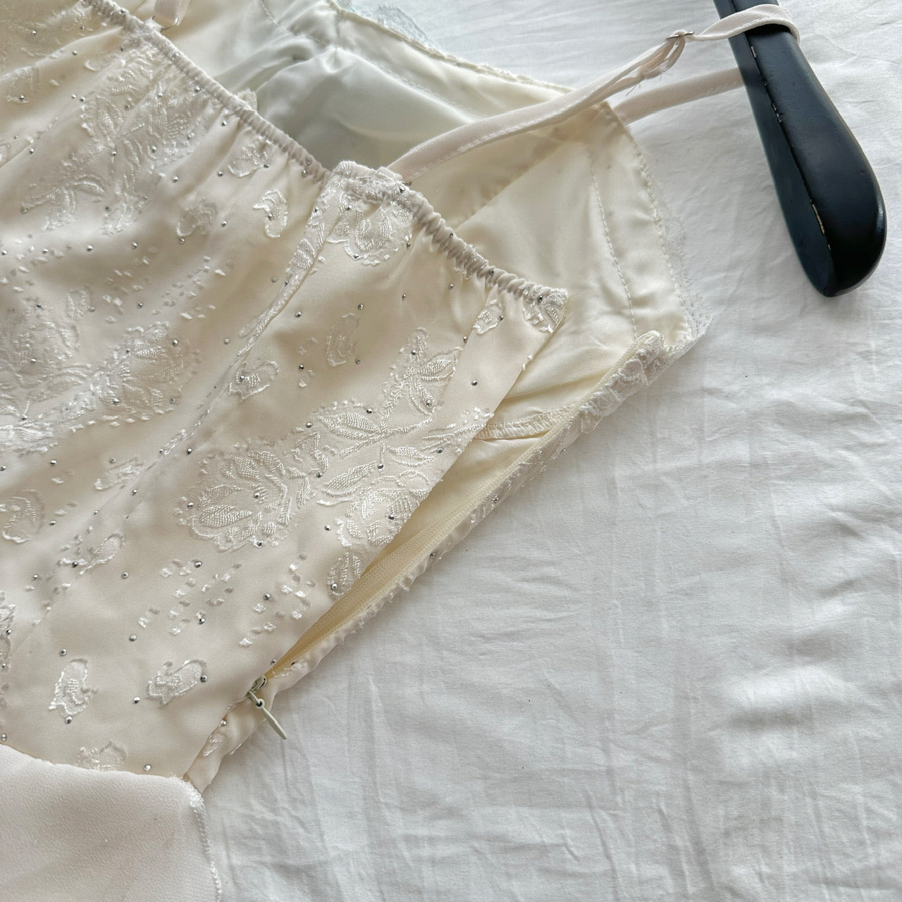 Robe fourreau mignonne à bretelles spaghetti ivoire à volants, tenue décontractée d'été, robes courtes de vacances DP1408