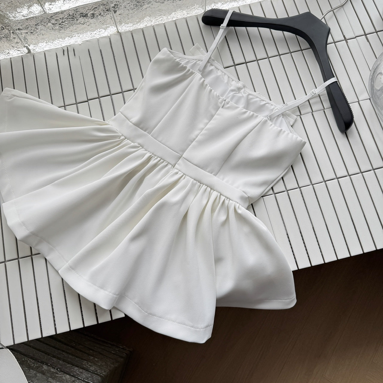 Robe d'été courte blanche à bretelles spaghetti, tenue de fête et de vacances pour femmes, DP0095