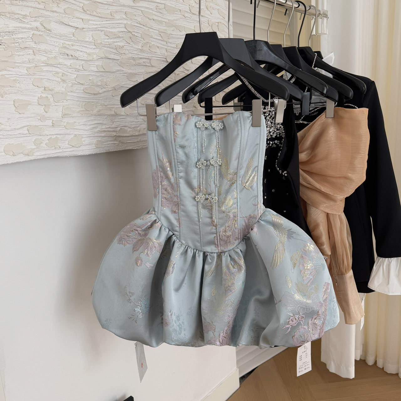Robe de bal mignonne sans bretelles en satin rose à fleurs, courte, tenue d'été pour les fêtes et les vacances, DP0097