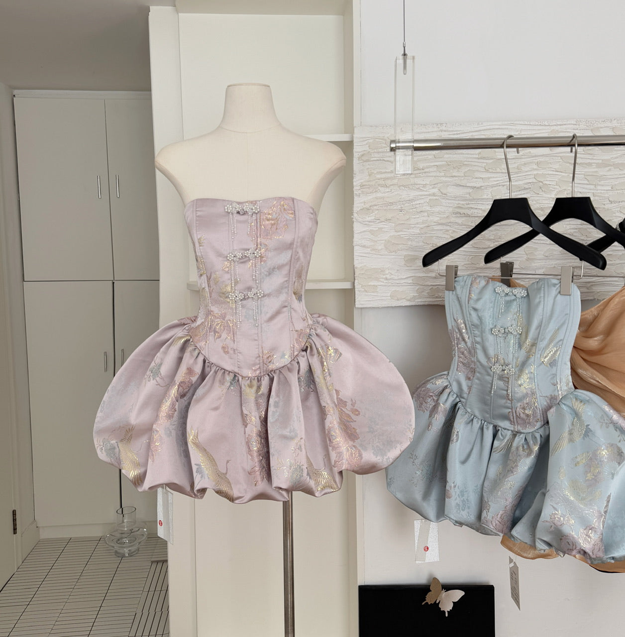 Robe de bal mignonne sans bretelles en satin rose à fleurs, courte, tenue d'été pour les fêtes et les vacances, DP0097