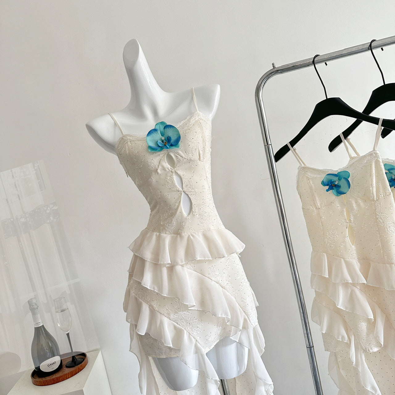 Robe fourreau mignonne à bretelles spaghetti ivoire à volants, tenue décontractée d'été, robes courtes de vacances DP1408