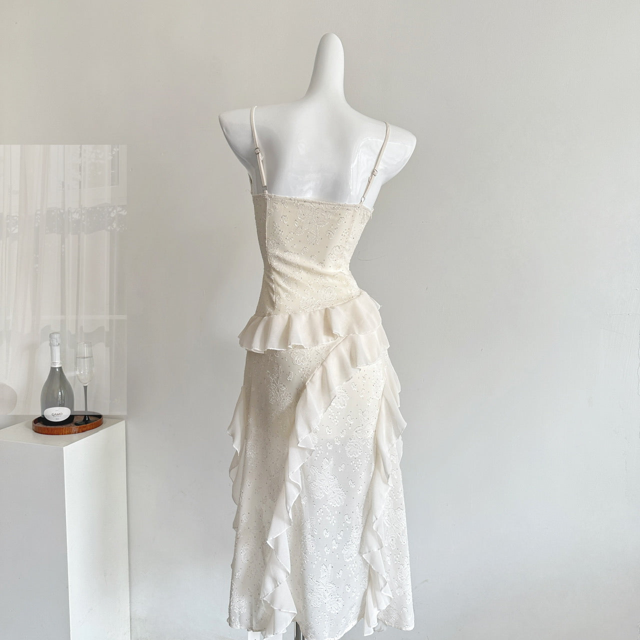 Robe fourreau mignonne à bretelles spaghetti ivoire à volants, tenue décontractée d'été, robes courtes de vacances DP1408