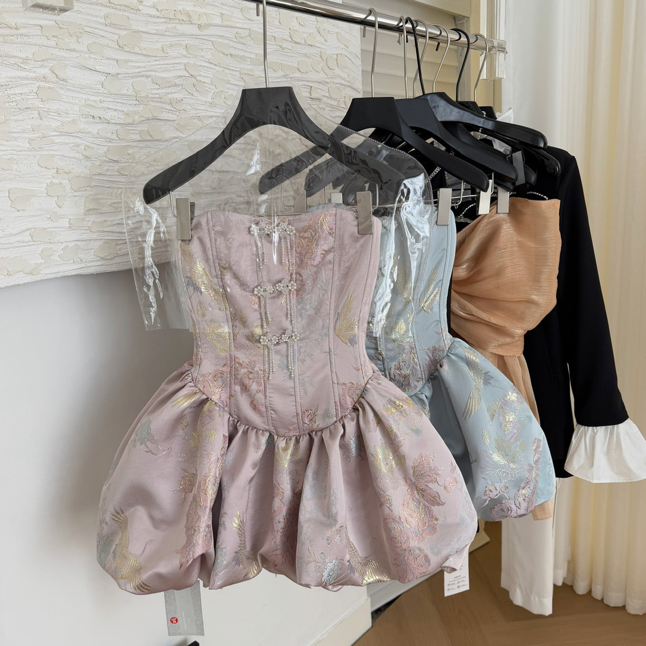 Robe de bal mignonne sans bretelles en satin rose à fleurs, courte, tenue d'été pour les fêtes et les vacances, DP0097