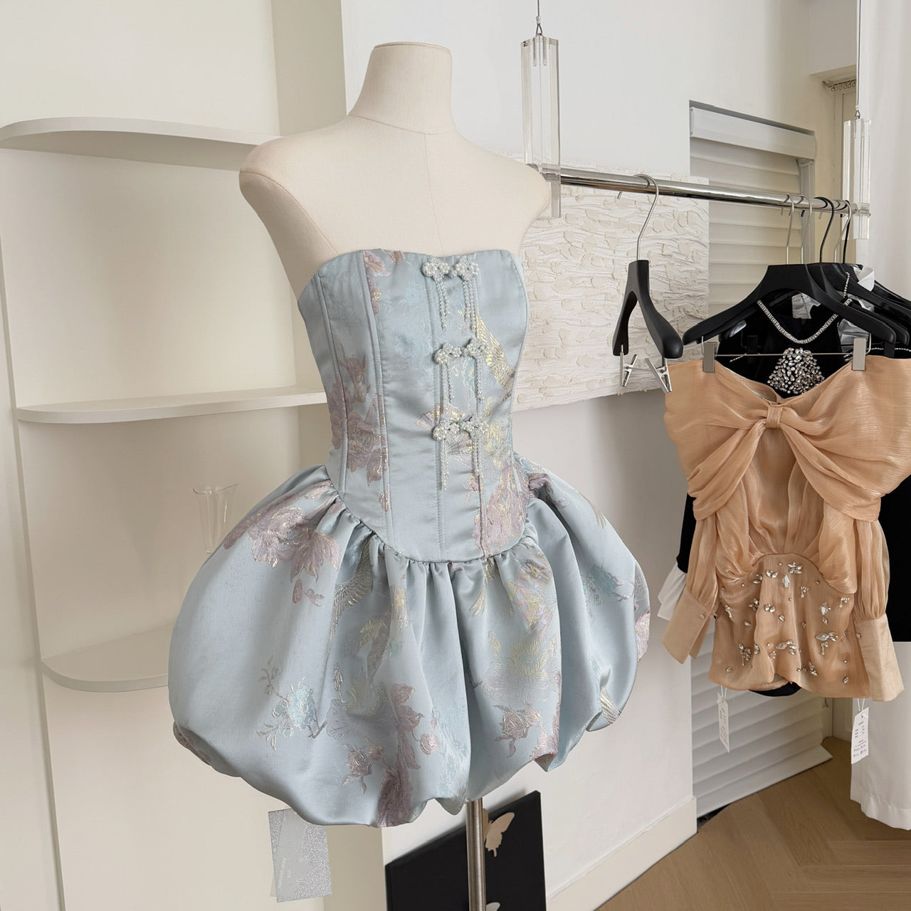 Robe de bal mignonne sans bretelles en satin rose à fleurs, courte, tenue d'été pour les fêtes et les vacances, DP0097