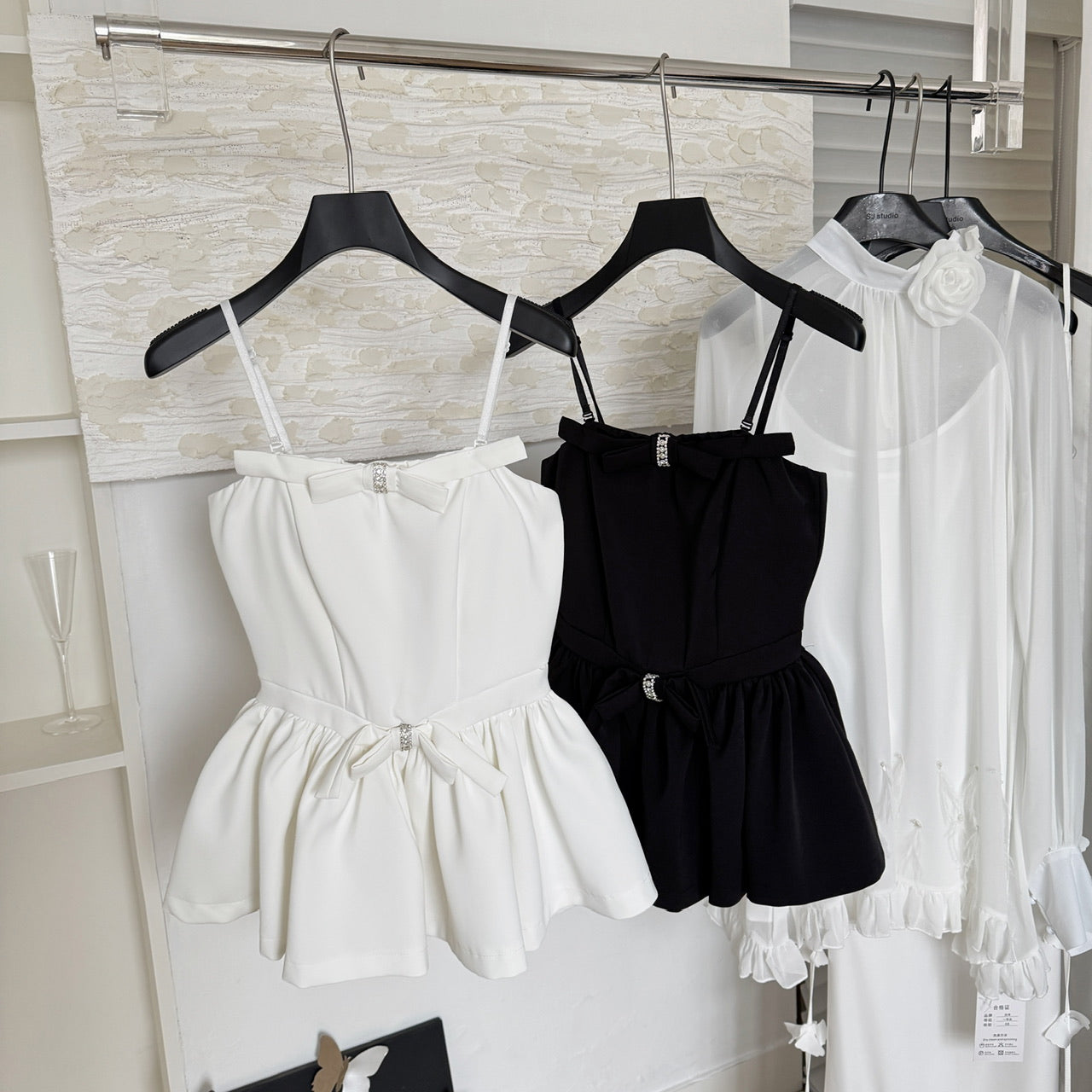 Robe d'été courte blanche à bretelles spaghetti, tenue de fête et de vacances pour femmes, DP0095