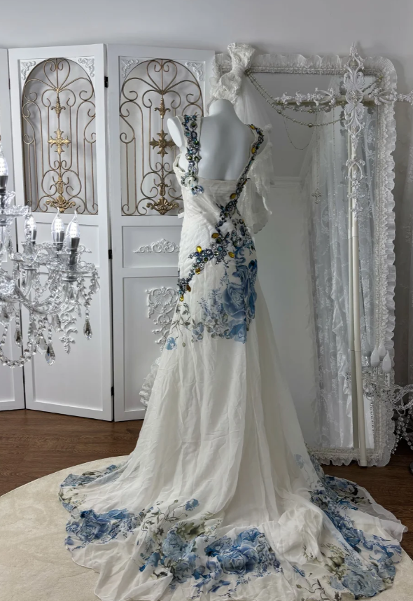 Feenweißes Chiffon-Abendkleid mit Trägern, Etui-Schnitt, S1048