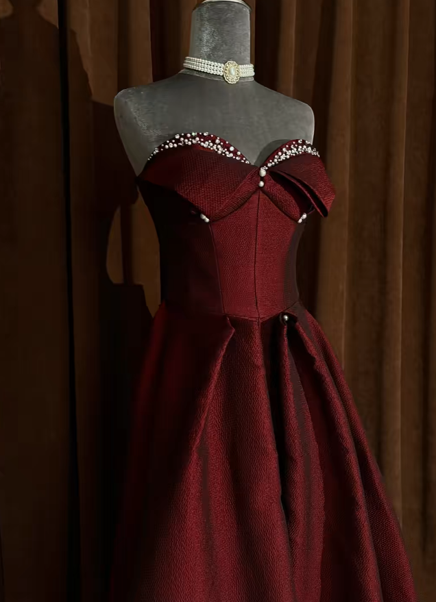 Robe de bal rouge élégante en satin, décolleté cœur, coupe trapèze, S1060