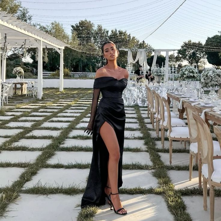 Robe fourreau élégante en satin à épaules dénudées et fente latérale, tenue de bal noire pour invité de mariage, tenue d'été D2632