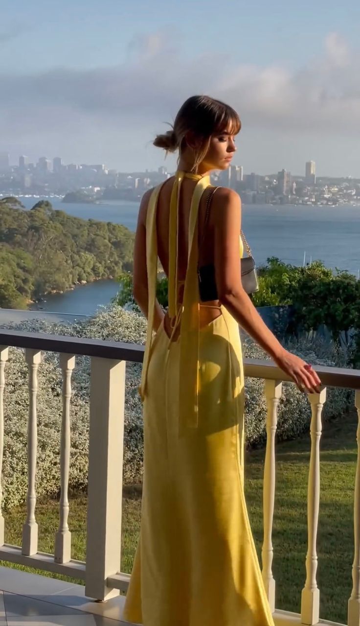 Edle Etuikleid mit V-Ausschnitt, gelbes Satin, Ballkleider, formelle Sommerkleider für Hochzeitsgäste, Outfit für Hochzeitsgäste, W0154