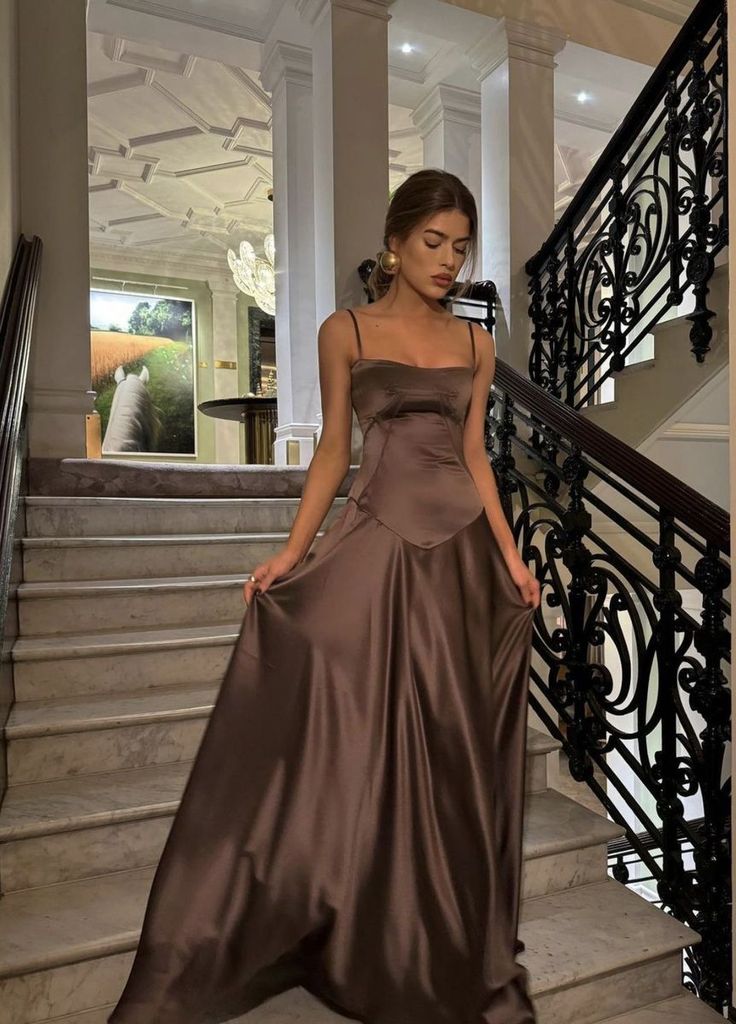 Elegante A-Linie Spaghettiträger Satin Lange Ballkleider Formale Sommerkleider für Hochzeitsgäste Hochzeitsgast-Outfit W040