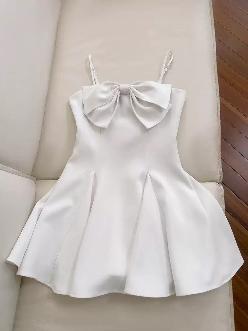 Robe de soirée courte en satin blanc à bretelles spaghetti, coupe trapèze, tendance, tenue d'été pour le collège, tenue d'anniversaire, W920