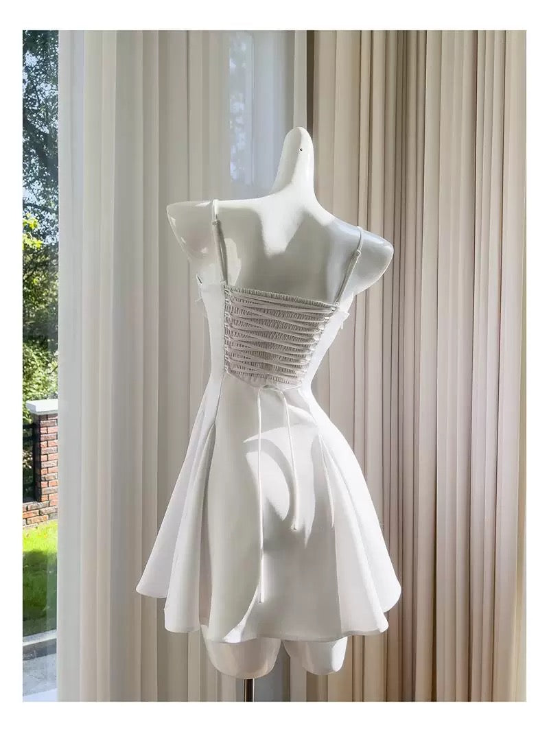 Robe de soirée courte en satin blanc à bretelles spaghetti, coupe trapèze, tendance, tenue d'été pour le collège, tenue d'anniversaire, W920