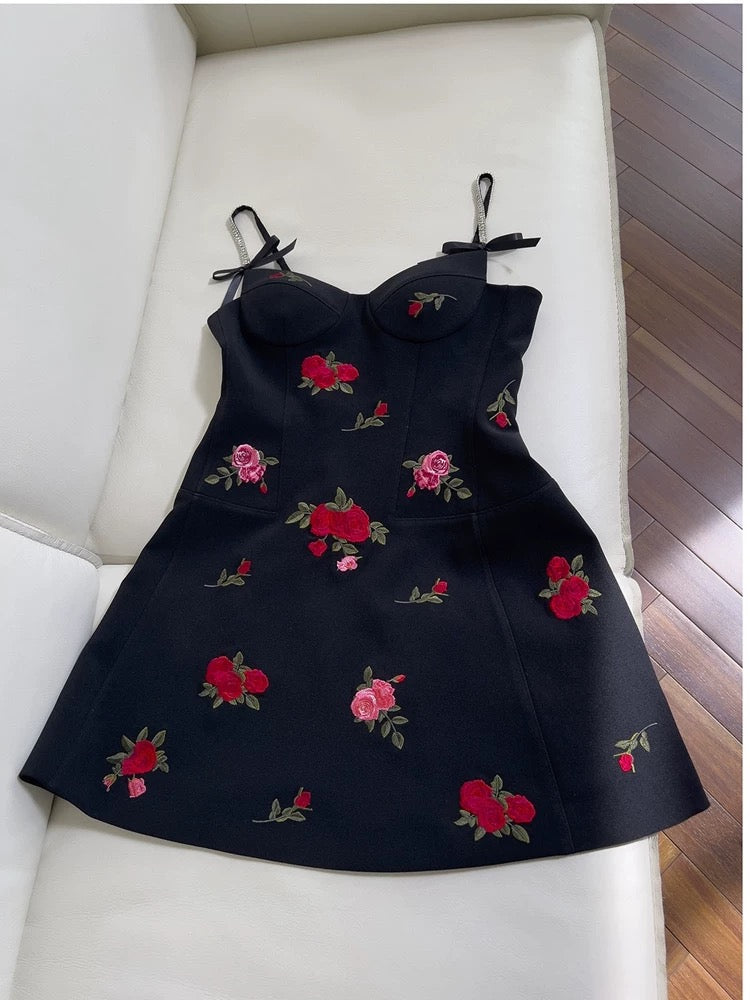 Robe trapèze tendance à bretelles spaghetti, courte et florale, noire, pour le bal de fin d'année, pour le collège, tenue de cocktail, d'anniversaire, W966