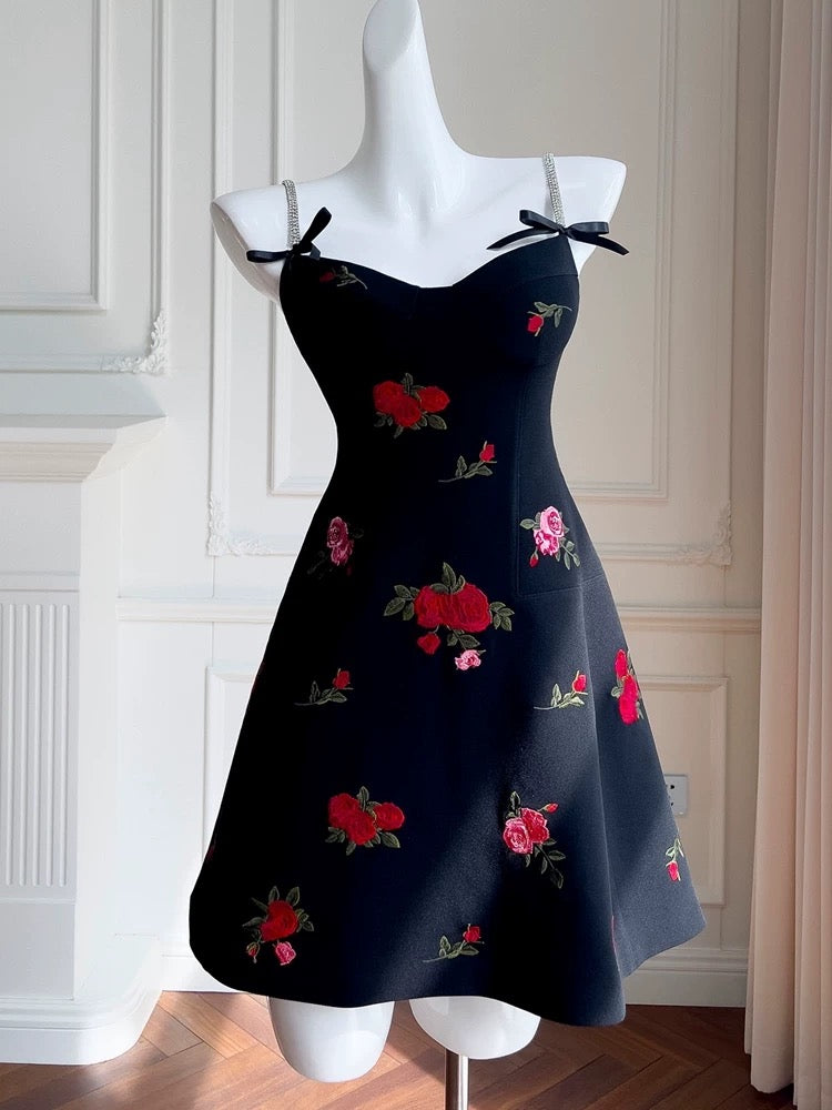Robe trapèze tendance à bretelles spaghetti, courte et florale, noire, pour le bal de fin d'année, pour le collège, tenue de cocktail, d'anniversaire, W966
