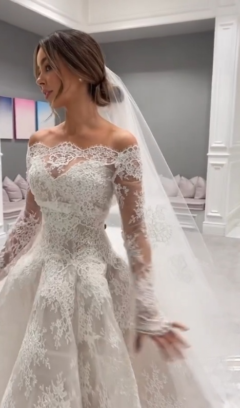 Romantic Bridal Gown Ball Gown Off The Shoulder White Lace Floor Length Wedding Dresses Minimalist Bridal Gowns WD048