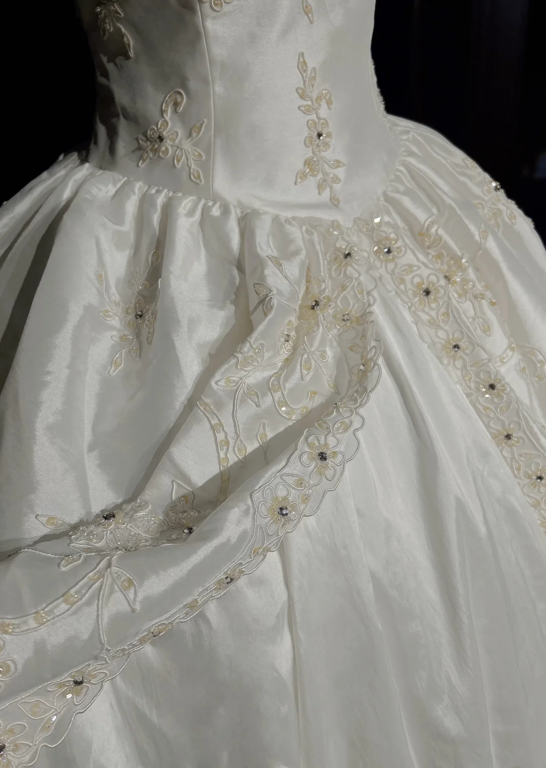 Unique Bridal Gown Ball Gown Sweetheart Appliques Lace Sleeveless White 50s Wedding Dresses Vintage Bridal Gowns DH1121