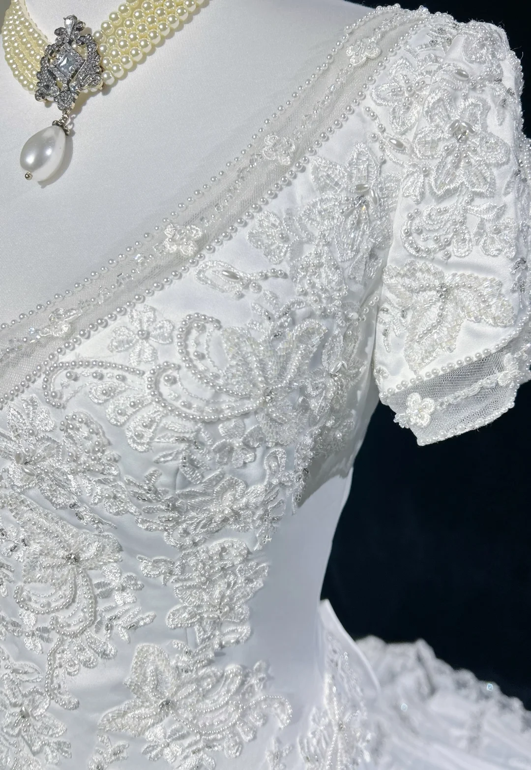 Robe de mariée classique et élégante, coupe trapèze, col en V, longue, en satin blanc, style années 70, robes de mariée vintage, DH1149