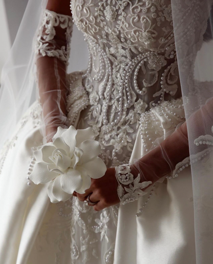 Beautiful Ball Gown Sweetheart Sleeveless White Satin Pleated White Pearls Beads Wedding Dress Modest Wedding Dresses Princess Wedding Gowns DH1483