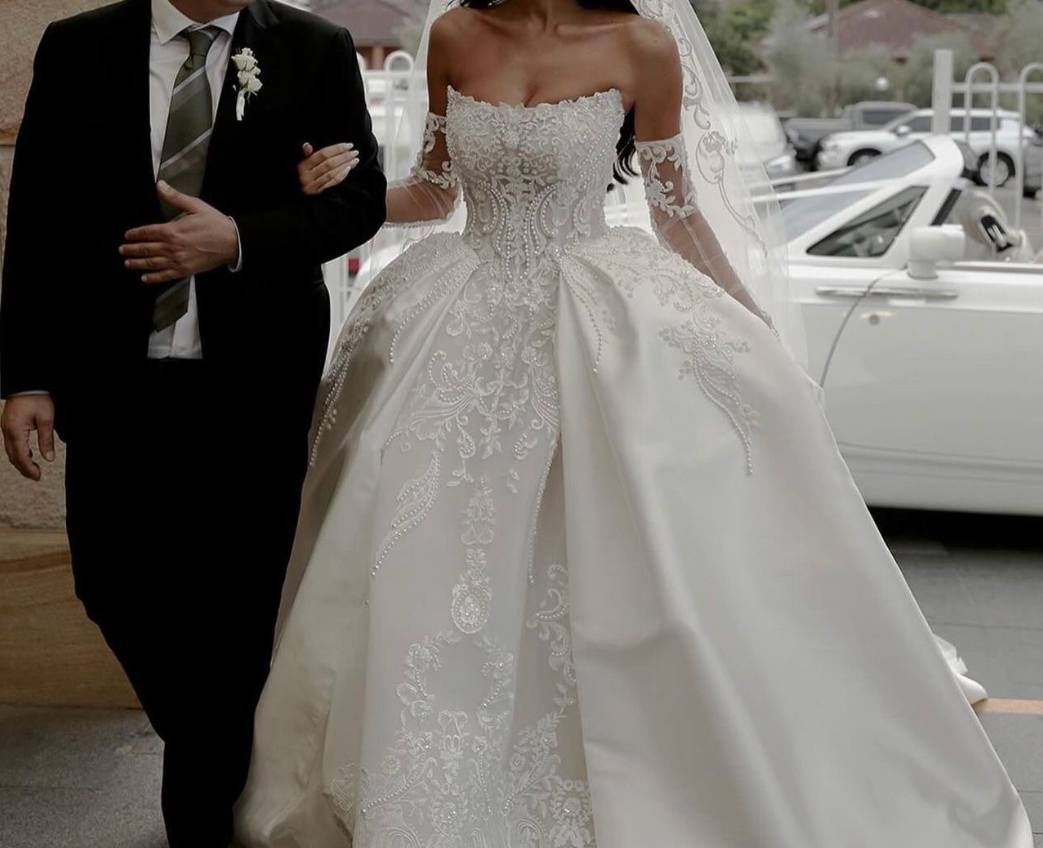 Beautiful Ball Gown Sweetheart Sleeveless White Satin Pleated White Pearls Beads Wedding Dress Modest Wedding Dresses Princess Wedding Gowns DH1483