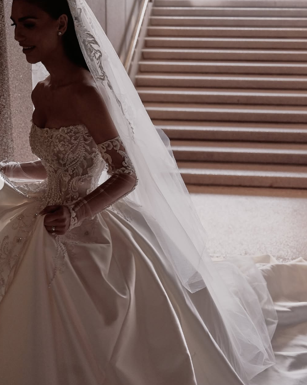 Beautiful Ball Gown Sweetheart Sleeveless White Satin Pleated White Pearls Beads Wedding Dress Modest Wedding Dresses Princess Wedding Gowns DH1483