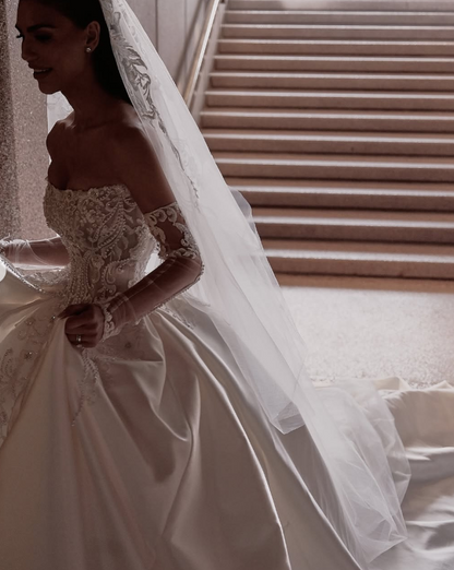 Beautiful Ball Gown Sweetheart Sleeveless White Satin Pleated White Pearls Beads Wedding Dress Modest Wedding Dresses Princess Wedding Gowns DH1483