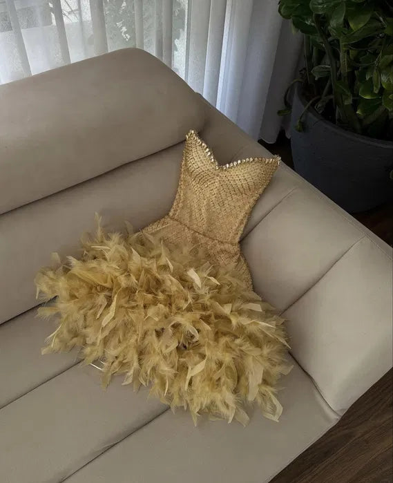 Pretty Sheath Sweetheart Gold Sequin Beads Feathers Short Formal Homecoming Dress Middle School Short 21st Birthday Outfits Graduation Dress Mini Cocktail Dresses DH2152