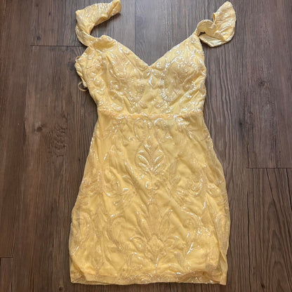 Pretty A line V Neck Yellow Sequin Formal Homecoming Dresses Short 21st Birthday Outfits Graduation Dress Mini Cocktail Dresses DH2270
