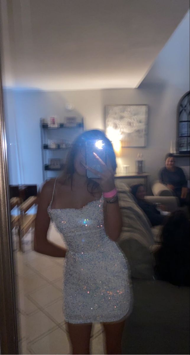 Pretty Sheath Spaghetti Straps White Sequin Formal Homecoming Dresses Short 21st Birthday Outfits Graduation Dress Mini Cocktail Dresses DH2282