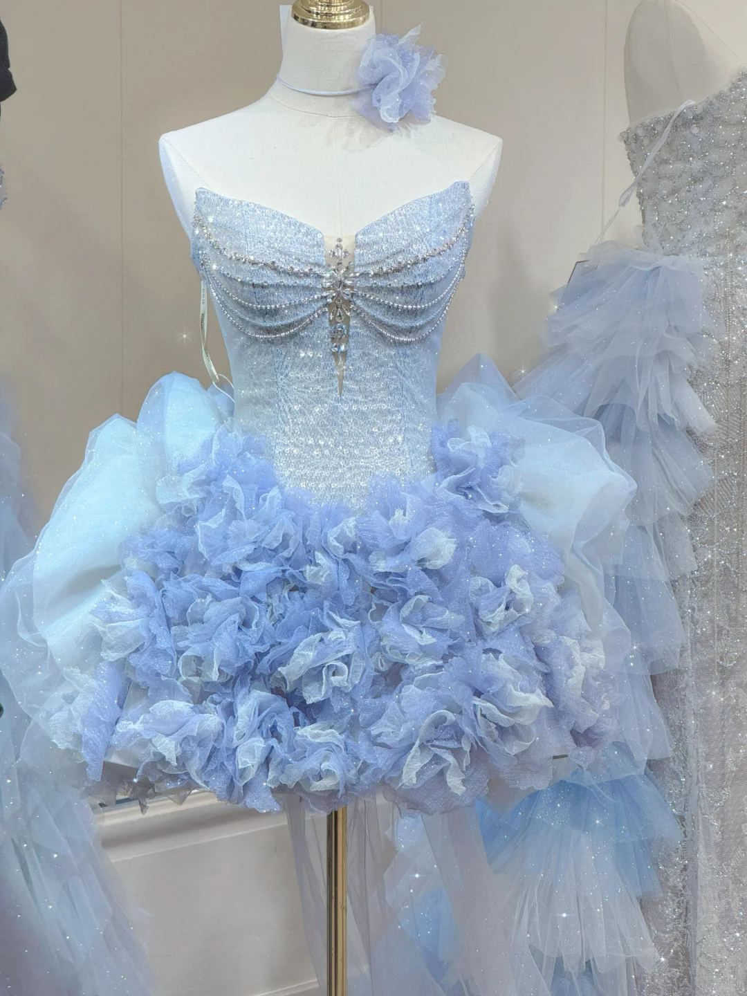 Robe de bal mignonne en tulle bleu ciel clair, décolleté en cœur, courte, mini, formelle, pour le bal de fin d'année, pour le collège, tenues Hoco DH2558