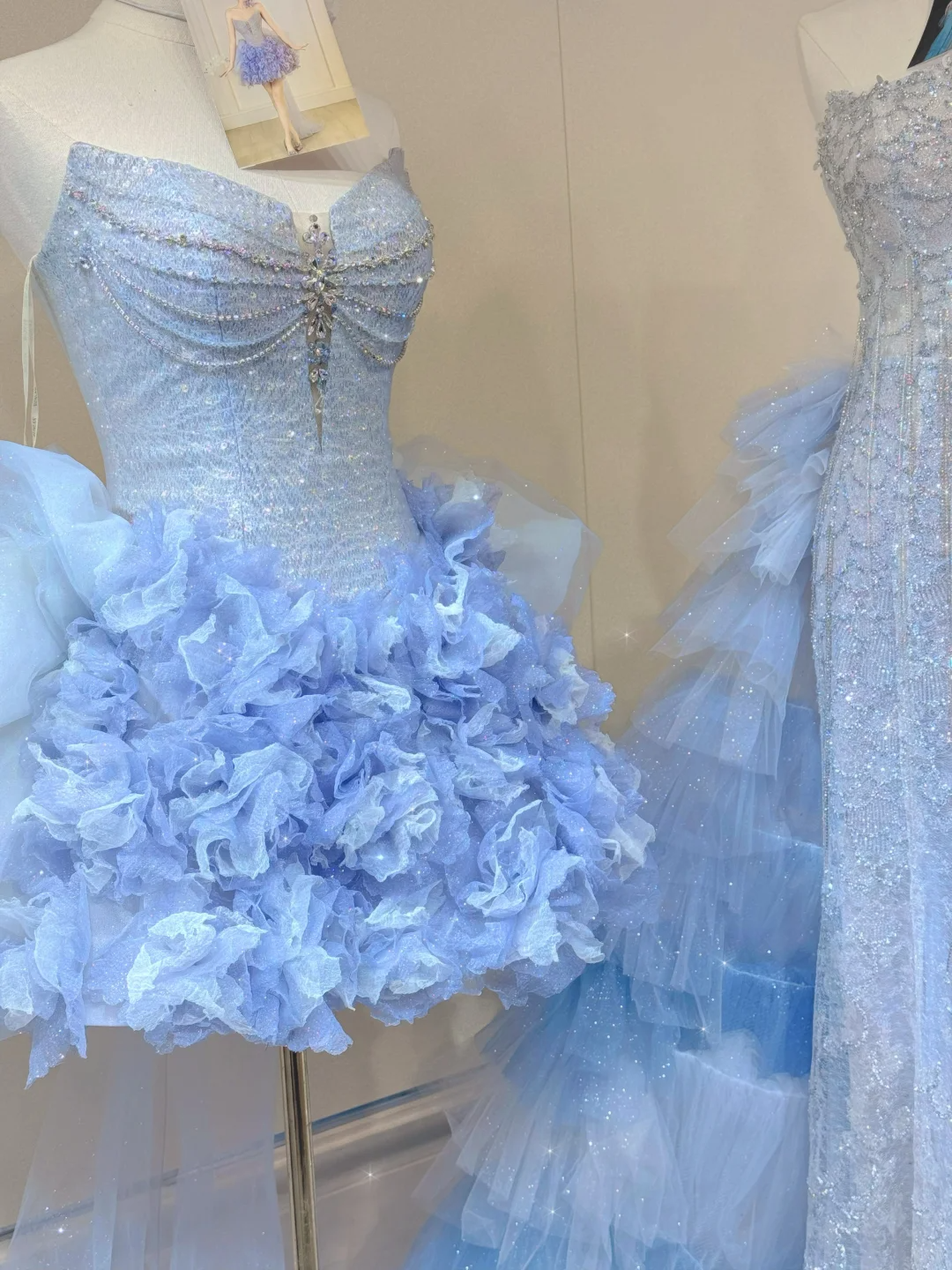 Robe de bal mignonne en tulle bleu ciel clair, décolleté en cœur, courte, mini, formelle, pour le bal de fin d'année, pour le collège, tenues Hoco DH2558
