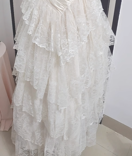 Princess Bridal Dress Ball Gown Strapless Sleeveless Lace White Appliques Wedding Dresses Pretty Bridal Gowns DH949