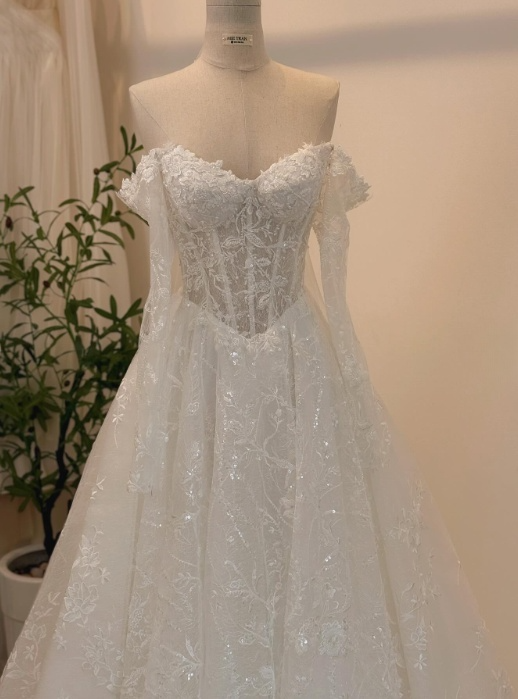 Timeless Bridal Gown Ball Gown Off The Shoulder White Lace Appliques Long Sleeves Wedding Dresses Elegant Bridal Gowns DH952