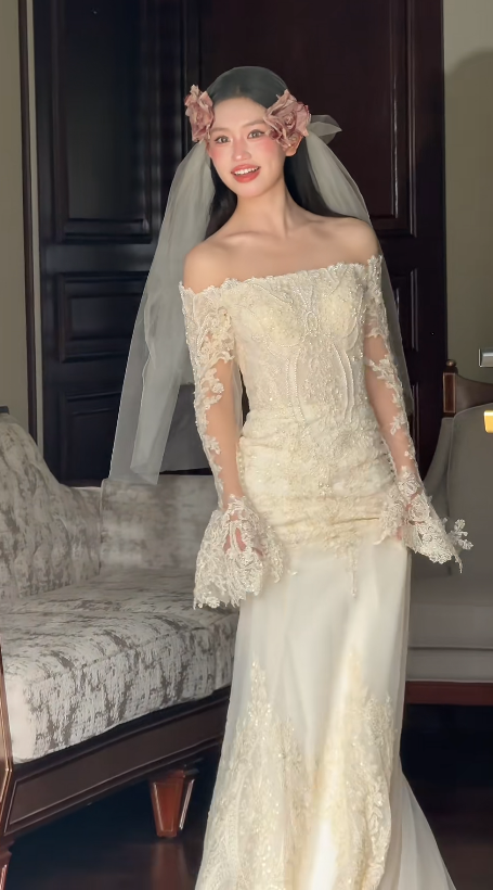 Timeless Sheath Long Wedding Dresses, White Bridal Dresses, Lace Appliqué Bridal Gowns DP03938