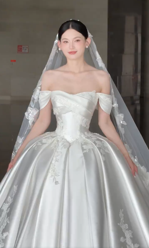 Modest Off-Shoulder Ball Gown Satin Long Wedding Dresses Appliqué White Bridal Dresses Short-Sleeve Bridal Gowns DP04038