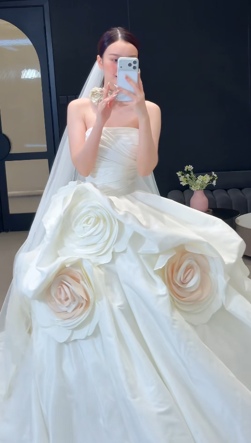 Modest Strapless Ball Gown Taffeta Long Wedding Dresses White Bridal Dresses Sleeveless Bridal Gowns DP04040