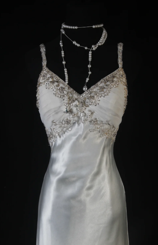 Elegant Spaghetti Straps Sheath Long Prom Dresses Beaded Satin Sleeveless Evening Dresses Light Gray Wedding Guest Dresses DP04051