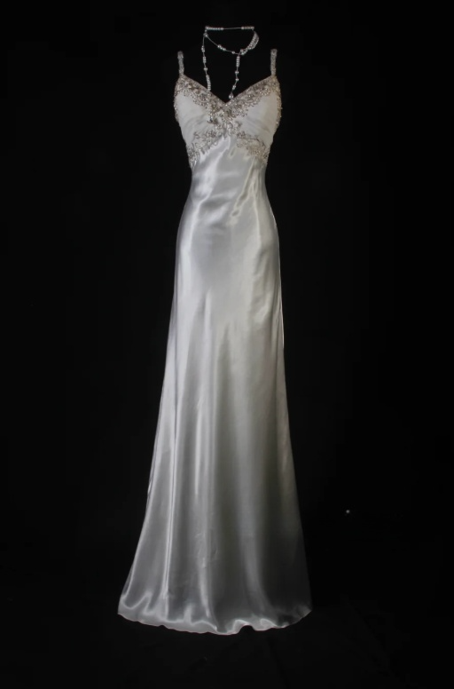 Elegant Spaghetti Straps Sheath Long Prom Dresses Beaded Satin Sleeveless Evening Dresses Light Gray Wedding Guest Dresses DP04051