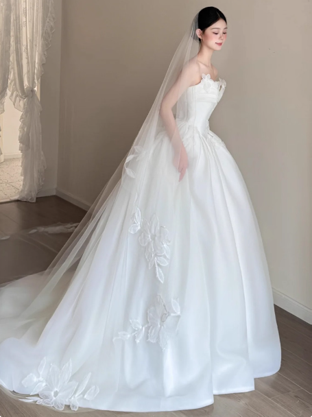 Timeless Sweetheart A-Line Long Wedding Dresses Appliques Satin White Bridal Dresses Sleeveless Bridal Gowns DP04128